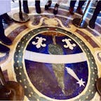 #バチカン美術館 #バチカン市国
2017年2月

絵画や彫刻だけでなく床のモザイク装飾まで素敵なのが
バチカン美術館の素晴らしいところ🥺🥺

その中でもこの装飾がすごく綺麗でした◎
青い部分はなんとラピスラズリ💎✨