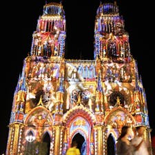 ▶︎フランス🇫🇷オルレアン

夏頃〜9月頃までは定期的に大聖堂のプロジェクションマッピングがされていたりもします✨

やはりジャンヌ・ダルクに関連するものですが、年々違うバージョンが登場しているので、私も早くオルレアンに帰ってまた見たいですねぇ…(第2の故郷感w)

大聖堂正面はトラムも車も通る道なのでゆっくり見る時はしっかり安全な場所で見てくださいね🦋
