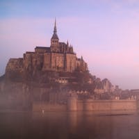 ▶︎フランス🇫🇷モン・サン・ミシェル
Le Mont Saint-Michel
やはり、最大限にモン・サン・ミシェルを楽しんで頂くには、宿泊していただいて、日中の青空、夕焼け、夜、朝焼けと時間による風景の移り変わりを感じるのがオススメです✨ 満潮など潮の満ち引きも一緒に楽しめると思います😊
この写真は朝撮ったもので、カメラのモードで少し彩度など上がってるとは思いますが、日中の青空だけでなく、この紫・ピンクがかった空にも魅了されました🦋