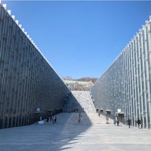이화여자대학교🏫🌷
西大門(ソデムン)にある私立の女子大✨
ソウルの女子大生気分になりたくて
行ってみました。笑
花壇にお花がたくさん咲いていたりして、
THE女子大！！という感じでした🌸

#韓国 #ソウル #西大門