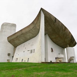 Notre Dame du Haut ロンシャンの礼拝堂 Ronchamp ロンシャン France フランス Le Corbusier ル・コルビジェ
スイスからレンタカーで国境を超えてフランスの片田舎にある世紀の傑作建築に到着