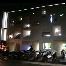 Notre Dame du Haut ロンシャンの礼拝堂 Ronchamp ロンシャン France フランス Le Corbusier ル・コルビジェ
ふんわりとした有機的な要素とモダニズムのかっちりした要素が入り混じる不思議な建築