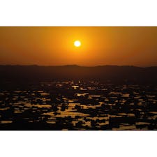 富山県の散居村の夕日