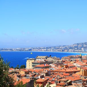 ▶︎フランス🇫🇷ニース

バカンス、夏休み時期に訪れる人も多く賑わっている街だと思います😆
海は綺麗でしたが、砂浜というよりは、大きめの石のようなところが多い印象でした😅
南仏プロバンスあたりはラベンダー畑などもあると思うので、そちらもオススメですし、芸術家の痕跡をめぐる旅も素敵ですね🎨
旅するフランス語でも以前やっていましたね！フランス的な暮らしがしたい…🦋