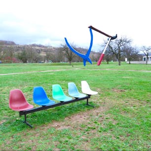 Vitra Campus ヴィトラキャンパス
Lounge chair by Charles Eames チャールズ & レイ・イームズ / Balancing Tools by Claes Oldenburg & Coosje van Bruggen クレス・オルデンバーグ＆コーシャ・ヴァン・ブリュッゲン / Conference Pavilion by Tadao Ando 安藤忠雄
ヴィトラキャンパスの敷地を撮影すると、超巨匠建築家の作品が何個も入り込む建築天国