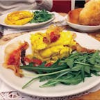 #カフェ・グレコ #ローマ #イタリア
2017年2月

フランス映画🇫🇷で見るような可愛すぎる壁紙と、
ここは美術館なの？！ってくらいの絵画に囲まれて
老舗っぽい革張りのソファで食べる絶品のモーニング☕️

ウエイトレスさんの制服も気品があって全部ツボ🥺🥺