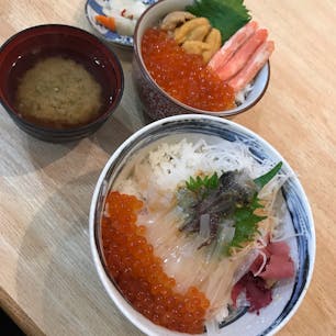 函館市場で朝食♪

手前のイカ踊り丼は生きてるイカをその場で捌いてくれる為、醤油を掛けると踊ります(^^)