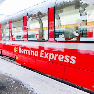 Bernina Express ベルニナ急行 Saint Moritz サンモリッツ駅 Switzerland スイス
鉄道ファン憧れのベルニナ急行に乗車、3時間かけて世界遺産の路線を通りスイスからイタリアに抜ける国境超えの鉄道