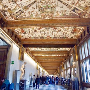#ウフィツィ美術館 #フィレンツェ #イタリア
2017年2月

美術品の質も量も最大級🎨の美術館
サイゼ🍽で見たことある名画がたくさん😆😆笑

ここは事前予約して行くべし😉！