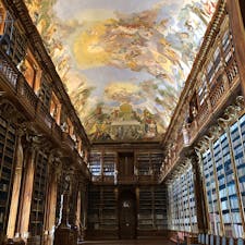 チェコ、プラハのストラホフ修道院
隣接するこの図書館が有名な場所です。入場のみで120czk（560円程）かかり、さらに写真を撮るのに50czk（230円程）かかります。ISIC等の国際学生証があれば半額以下の値段で入場できます。
図書館内を回るツアーもありましたが、値段は控えてません。
街の中心からのアクセスも良く、気軽に観光できる場所でした👏🏻