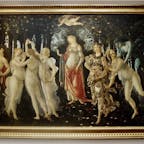 #ウフィツィ美術館 #フィレンツェ #イタリア
2017年2月

ウフィツィ最大の見どころ#ボッティチェリ の#春 🌷

●中央に君臨するのは愛の女神#ヴィーナス

●西風の#ゼフュロス 🍃に抱きつかれた#クロリス は
   花の女神#フローラ に変身し神の世界に春が到来する
   そして左端に立つ#マーキュリー が人間と神との間に
   道を開き人間界にも春の訪れを知らせてくれる🌸

●愛欲・純潔・愛の#三美神 の頭上#キューピッド は
   目隠しをしていて愛の不確かさが表現されている👼👼