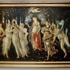 #ウフィツィ美術館 #フィレンツェ #イタリア
2017年2月

ウフィツィ最大の見どころ#ボッティチェリ の#春 🌷

●中央に君臨するのは愛の女神#ヴィーナス

●西風の#ゼフュロス 🍃に抱きつかれた#クロリス は
   花の女神#フローラ に変身し神の世界に春が到来する
   そして左端に立つ#マーキュリー が人間と神との間に
   道を開き人間界にも春の訪れを知らせてくれる🌸

●愛欲・純潔・愛の#三美神 の頭上#キューピッド は
   目隠しをしていて愛の不確かさが表現されている👼👼