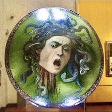 #ウフィツィ美術館 #フィレンツェ #イタリア
2017年2月

#カラヴァッジョ の#メデューサ は1度見たら絶対に
忘れられない...盾に描かれているというのも...😨😨

●見たものを石に変えてしまう怪物メデューサ🐍を
   始末するため#ペルセウス は鏡ほどに磨いた盾を
   通してメデューサを視界に捉え、首を掻切った🗡

●溢れ出た血からペガサスが生まれたとされている