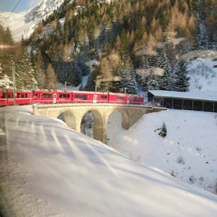 Between Alp Grum to Cadera Station 
Bernina Express ベルニナ急行 Ratische Bahn レーティッシュバーン鉄道 Switzerland スイス World Heritage Site 世界遺産
アクア・ダ・ピーラ川に掛かる橋を渡るベルニナ急行