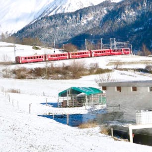 Cadera Station カデラ駅 Bernina Express ベルニナ急行 Ratische Bahn レーティッシュバーン鉄道 Switzerland スイス World Heritage Site 世界遺産
下り列車との待ち合わせで、雪山へと消えていった真っ赤な車体