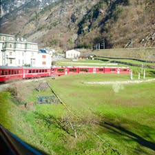 Viadotto di Brusio ブルージオのオープンループ橋 Bernina Express ベルニナ急行 Ratische Bahn レーティッシュバーン鉄道 Switzerland スイス World Heritage Site 世界遺産
ベルニナ急行最大の見所、真っ赤な列車が緑の大地の急勾配を回転しながら降りる様は圧巻