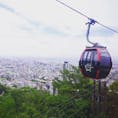 山麓駅から山頂駅までは、全長1460m、高低差330m、秒速4mで進んでいきます。360度ガラス張りのロープウェイから、どんどん遠ざかる神戸の街を見ながら、約10分ほどの空中散歩が楽しめます。