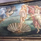 #ウフィツィ美術館 #フィレンツェ #イタリア
2017年2月

#ボッティチェリ の#ヴィーナスの誕生 

●海の抱から生まれ帆立貝に乗っている#ヴィーナス を
   西風🍃の#ゼフュロス と#クロリス が岸辺へ運ぶ

●岸へ上がろうとするヴィーナスに #ホーラー の
   1人が赤いローブを渡している🐚🌸