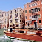 #ヴェネツィア #イタリア
2017年2月

イタリア旅行🇮🇹ラストは#水の都 ヴェネツィア
この辺りのホテルは高いので、少し離れたホテルから
路面バスと水上バス #ヴァポレット で移動🚍🚤

路面バスはチケットなしでも乗れちゃうけど抜打ち
チェックにあたってチケット持ってないと罰金です😵