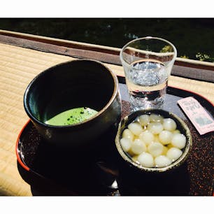 しまばら水屋敷/長崎県島原市
味わい深い木造屋敷で、湧き水の池を眺めながら島原名物「かんざらし」をいただけます。