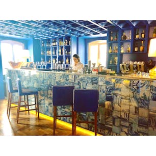 💎ポルトガル/リスボンに住むお楽しみの一つと言えば、アズレージョ(装飾タイルのこと)
💫アズレージョはポルトガルお得意の装飾装飾方法で、教会や修道院にお城の壁、普通のアパートやお家に公園のベンチ、駅の中まで、あらゆる所で見ることができる。
🌈そしてそんなアズレージョのお陰で、街全体はカラフルでチャーミング。こんな風に素敵なアズレージョを見つけた時なんて、ため息もの。
🎞アズレージョの中には、物語が描かれたものもあれば、パターン柄だけのものも(それもそれでたまらなく魅力的)
😘何が言いたいかっていうと、私、ポルトガルのこのアズレージョ、大好き。