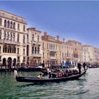 #ヴェネツィア #イタリア
2017年2月

ヴェネツィアに来たら#ゴンドラ 🛶に乗らなければ！
という発想はみんな同じようで#カナル・グランデ は
たくさんのゴンドラが行き交っていました😊💕

ゴンドラは予約して行かなくても案外大丈夫🙆‍♀️🙆‍♂️