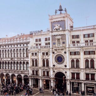 #サン・マルコ時計塔 #ヴェネツィア #イタリア
2017年2月

#サンマルコ寺院 に登った時ちょうど12時だったので
間近で時計が鳴るのを聞けた😊💕タイミングばっちり！

ちゃんと左の像が鐘を叩いて鳴らす正午の報せ🔔