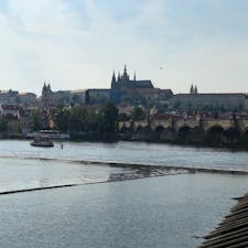 チェコ、プラハのヴァルタブ川とカレル橋。
カレル橋の上には、可愛い小物アクセサリーのお店が立ち並び、似顔絵を描く絵描きさん達もお店をいくつか出していた。
#チェコ #プラハ #カレル橋