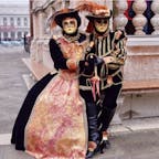 #ヴェネツィア・カーニバル #ヴェネツィア #イタリア
2017年2月

ご夫婦での参加者が多かった印象😊💕

全く同じデザインではないけど、配色をリンクさせた
素敵な仮面と衣装は奥様の手作りなのかなあ🤔🤔