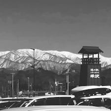 道の駅米沢
旅人におススメ、秀逸な道の駅。
2018年4月オープンした道の駅米沢は
東北中央自動車道、米沢中央インターからすぐのところにあります。

広くてキレイなトイレのほか、お土産屋さんには郷土の民芸品お菓子のほか、地の野菜まで、幅広く売られています。お弁当も充実。フードコートも米沢牛を始めとしてなかなかのラインナップ。レストランでは、米沢牛のコースやお寿司、ユッケが食べられます。

山形のお酒を集めたコーナーもあり、見応えがあります。

建物の中央付近には近隣のお店や観光地のカードがあり、割引やおまけが付いているので、行く前に立ち寄っておきたいところです。

セブンイレブンも付いているので、いつもの品が欲しい時にも役立ちます。