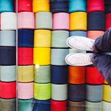 今治のタオル美術館。展示スペースのあちこちに、タオルの素材になる色とりどりの糸が飾ってありました🧵