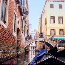 #ヴェネツィア #イタリア
2017年2月

#ゴンドラ に乗って街を探索🛶

ヴェネツィアのイメージは#カナルグランデ の風景だけど
実際に行ってみたらどこまでも奥があるような入り組んだ
街並みがこの街の魅力だなって感じた😊💕