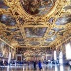 #ドゥカーレ宮殿 #ヴェネツィア #イタリア
2017年2月

豪華絢爛という言葉が相応しい全方位を絵画で囲んだ
大きな部屋には言葉も出ないくらい感動🥺🥺

部屋の端っこに座ってずっとずっと眺めてました...