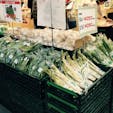 道の駅米沢では、新鮮な野菜や完熟フルーツが並んでいます。春は山菜もたくさん。有名なウコギの新芽もありました！