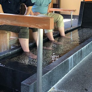 堀切邸の足湯
タオルは事務所で貸してくれます
屋根もあり日差しが強くても
雨でも楽しめます。
少しだけ熱め。