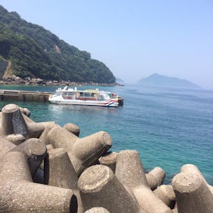 鹿島です。愛媛県の愛南町から渡し船が出てます。