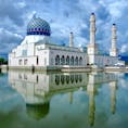 マレーシアのボルネオ半島コタキナバルにある市立モスク。
ブルーモスクや水上モスクと呼ばれています。
風のない日は水面に鏡のようにモスクが映し出されてとても幻想的です。