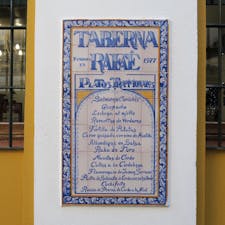 Taberna Rafae タベルナ ラファエ Cordoba コルドバ Spain スペイン
スペインの食堂ではタパスやパエリアなどを少しずつカヴァのアテにして、昼から美味しく楽しく飲めるステキ過ぎる場所