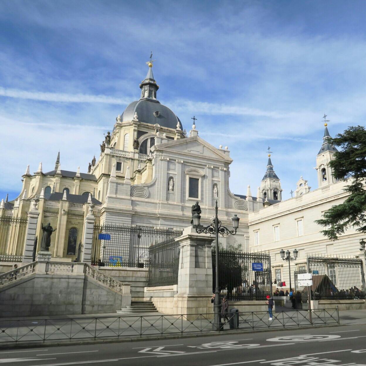 アルムデナ大聖堂 Catedral De La Almudena の投稿写真 感想 みどころ Catedral De La Almudena アルムデナ大 トリップノート