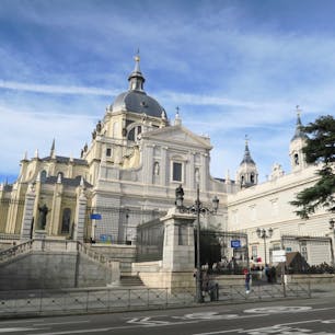 Catedral de la Almudena アルムデナ大聖堂Madrid マドリード Spain スペイン
マドリード王宮隣にある教会、訪問時はちょうどクリスマス当日で厳粛なミサが執り行なわれていた