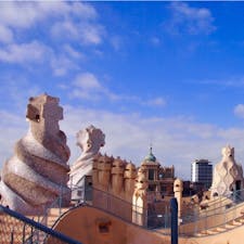 #カサ・ミラ #バルセロナ #スペイン
2017年2月

カサ・ミラの魅力はなんといってもこの屋上🥺🥺
外観と同じく波打つ構造と素敵なオブジェの数々✨
このオブジェが煙突や換気口だっていうんだから天才...

#グエル公園 がTDSのマーメイドラグーンのモデルだと
言われてるけど私はここの方が似てると思った🧜‍♀️🐠