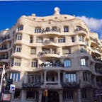 #カサ・ミラ #バルセロナ #スペイン
2017年2月

#ガウディ 設計の最後の集合住宅、別名#ラ・ペドレラ
石切り場という意味でなんと今でも住民がいるそう😌😌

直線部分が全くない波打つような構造が特徴的で
採光用に2つの吹き抜け、中庭が設けられています😊💕