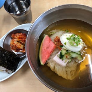 鶴橋 冷麺館
自家製麺でモチモチ。
ハサミでパチンパチン✂️
切ってくれます😁
酢をダバダバ〜〜っと入れるのが
お気に入り。