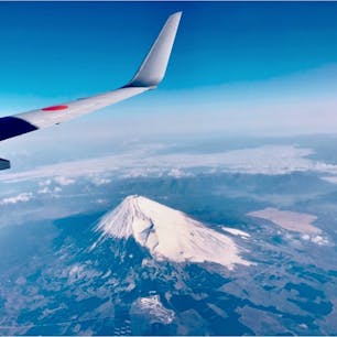 #富士山 #静岡
2017年3月

大阪へ向かう飛行機でふと窓の外を見ると絶景が...
季節がちょうど良かったのか傘の具合もベスト🗻

これ以来、飛行機に乗ると富士山を探してしまいますが
なかなかタイミング良く出会えない〜😭😭