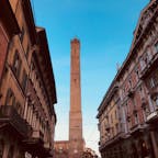 ボローニャ/イタリア🇮🇹 3/5
登ることもできる斜塔、アシネッリの塔はボローニャの紅い街並みを一望できる。地獄のように続く螺旋階段の疲れも吹き飛ぶ美しい絶景がそこには広がっている。