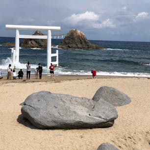 糸島の「桜井二見ヶ浦」前の岩がクジラみたいです。