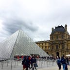 2019.6.7 パリ
ルーブル美術館
15時頃に行ったら、ミュージアムパスを買っていても荷物チェックの列に20分ほど並びました。
どの時間でも多少並ぶみたい。
ピラミッドを正面に左側の列に並ぶ時は、風が強いと噴水の水が吹きつけてくるので注意！！！
#paris#パリ#ルーブル美術館