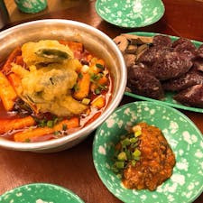 서촌 남도분식 ☺︎☺︎☺︎

益善洞(イクソンドン)にある、
スマイル看板が目印のご飯屋さん✨
トッポッキもあるしスパムおにぎりもあるし
メニューは豊富です！！
夜はけっこう混み合っていて、
人気があるようでした😳💕

#韓国 #韓国料理 #益善洞 #イクソンドン