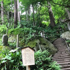 山寺の せみ塚です。

閑かさや岩にしみ入る蝉の声

で、有名な松尾芭蕉の句碑があります。
本当に静かな場所でした。