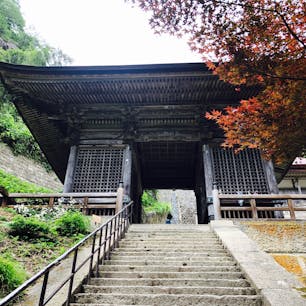 立派な山門です。

山寺は、パワースポットでも有名です。

病気や厄災などの悪縁を切り、幸せな運と縁を結ぶ ご利益があります。

2時間ぐらいゆっくり時間をかけてお参りしてきました。